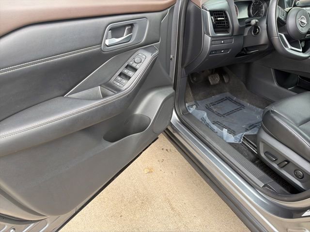 Used 2023 Nissan Rogue SV w/ SV Premium Package AWD/4WD image 16
