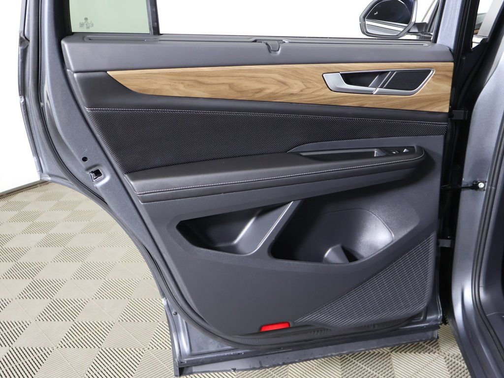 Used 2025 Volkswagen Atlas SE image 25