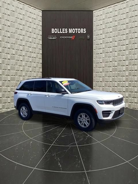 Certified 2023 Jeep Grand Cherokee Laredo AWD/4WD image 2