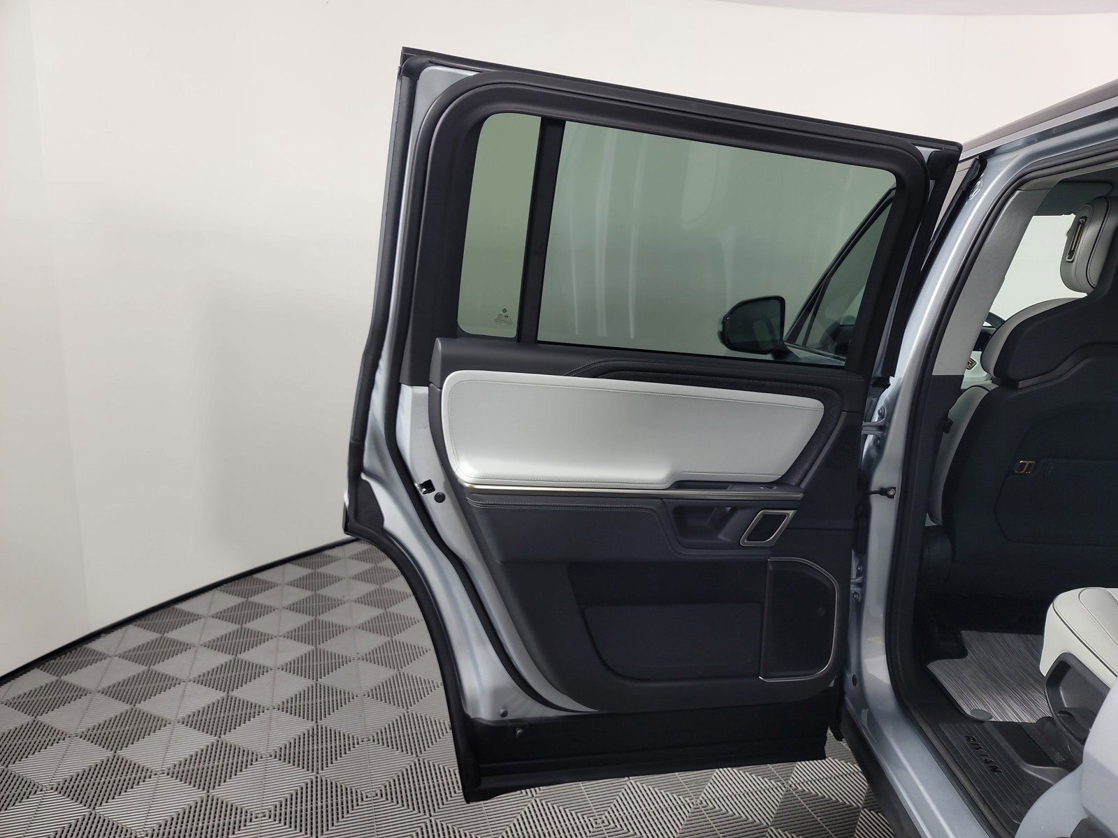 Used 2024 Rivian R1S Adventure image 17