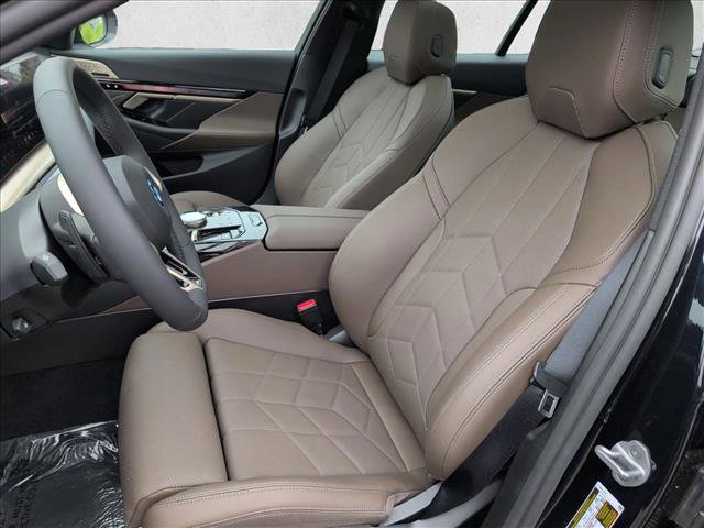 New 2026 BMW 550e xDrive w/ Premium Package AWD/4WD image 4