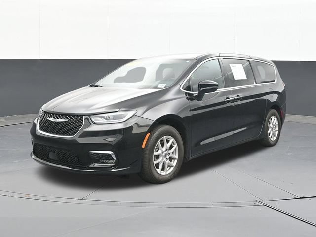 Used 2024 Chrysler Pacifica Touring FWD image 4