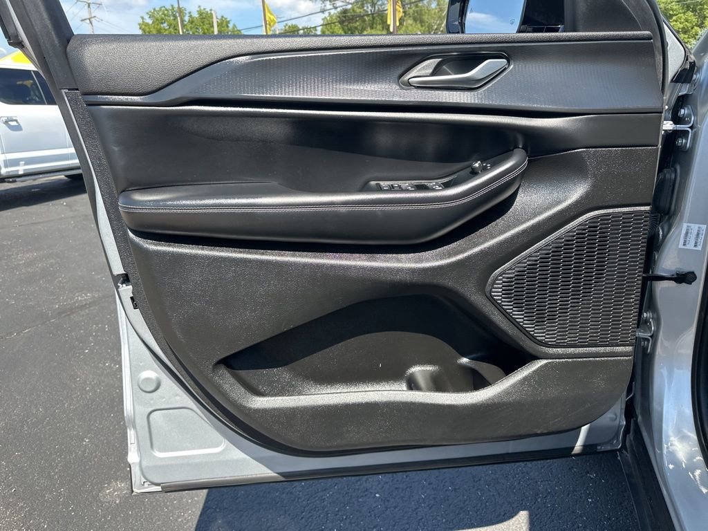 Used 2023 Jeep Grand Cherokee L Laredo image 20