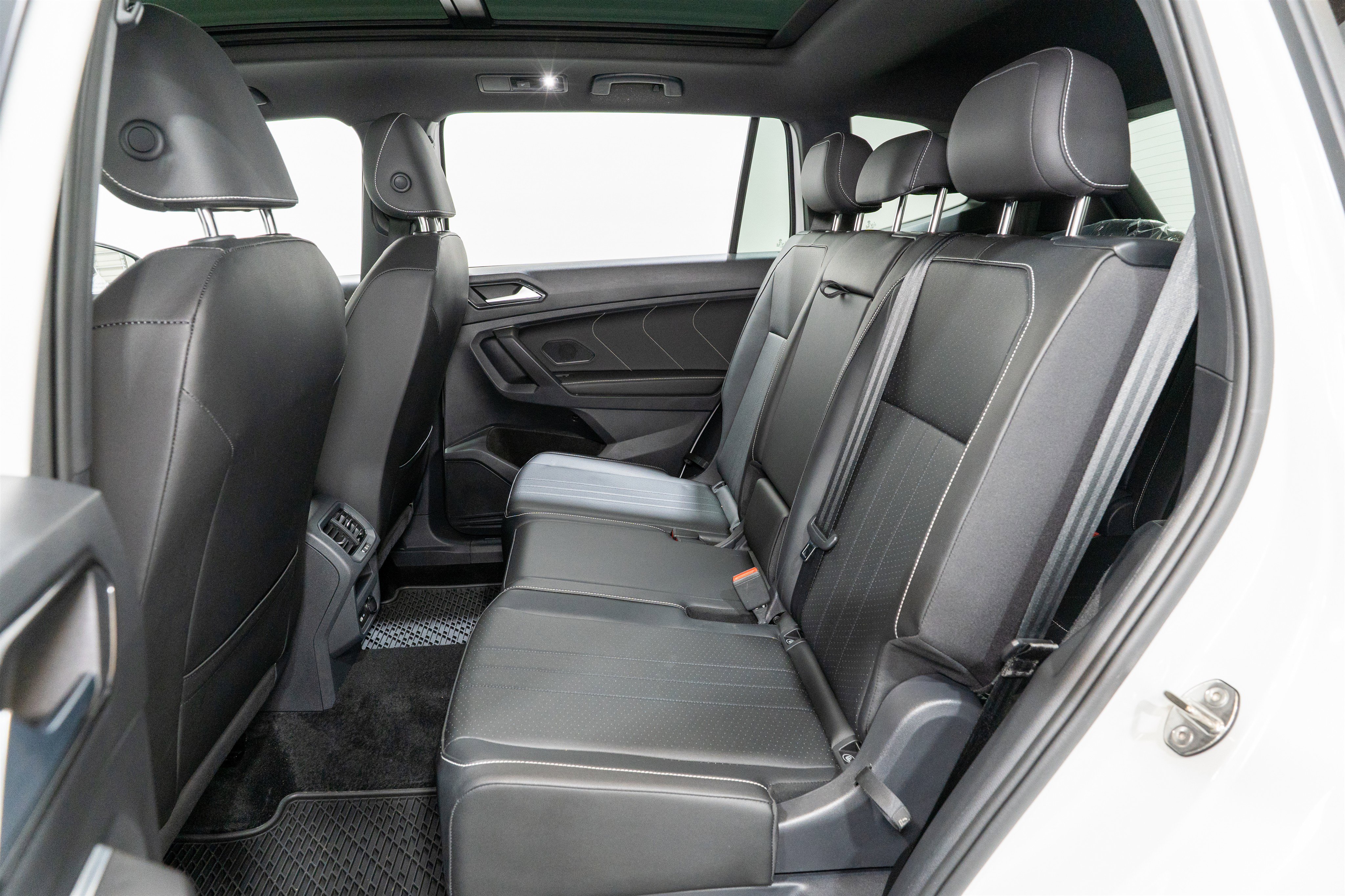 Used 2023 Volkswagen Tiguan SE R-Line image 29