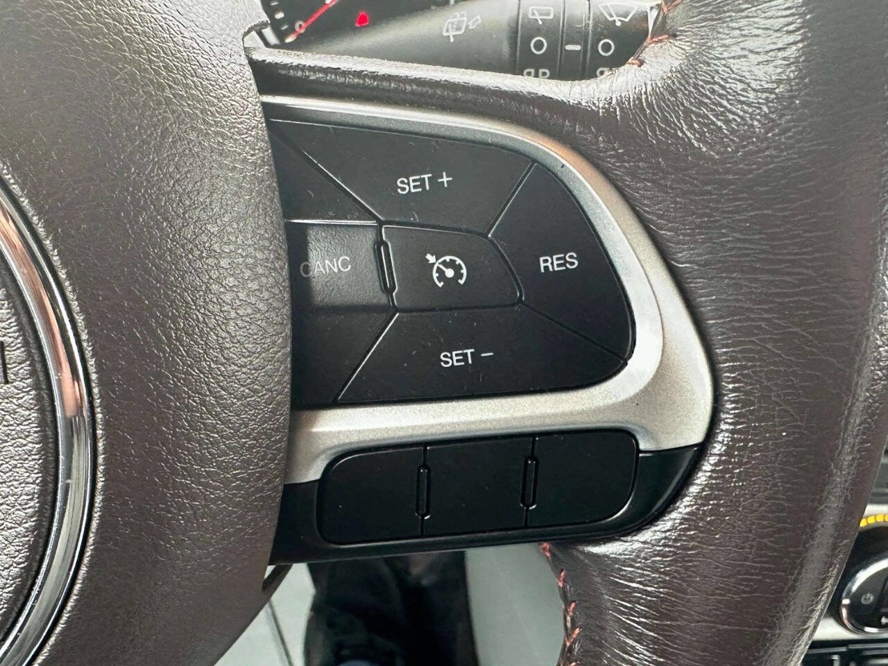 Used 2015 Jeep Renegade Latitude w/ Popular Equipment Group image 21