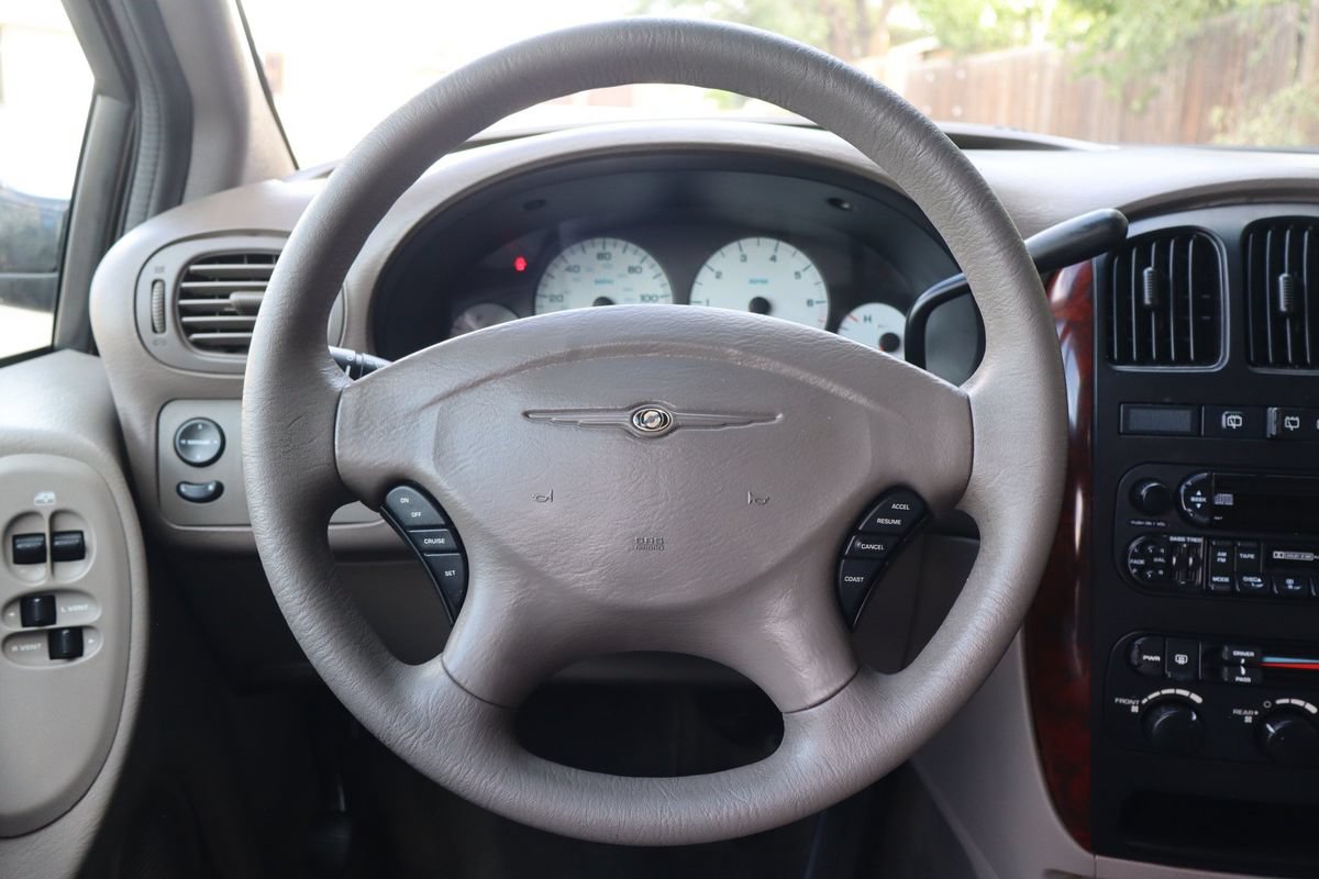 Used 2002 Chrysler Town & Country EX FWD image 18