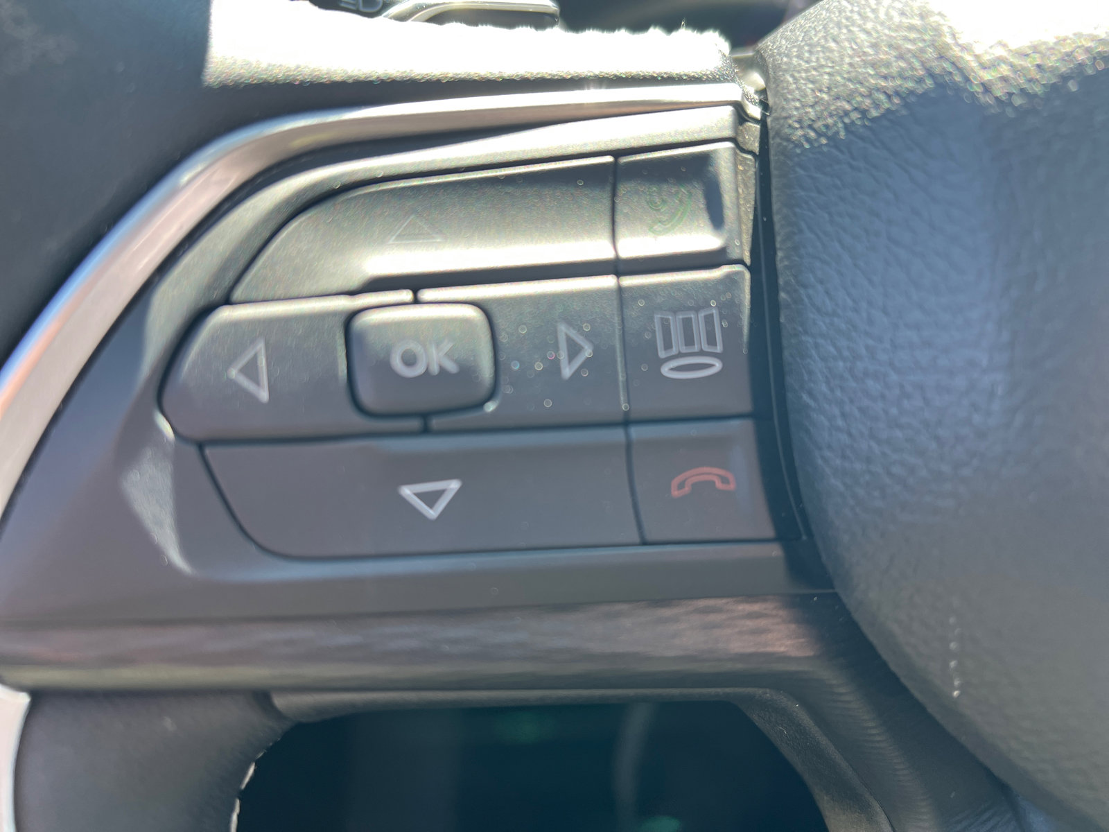 Used 2023 Jeep Grand Cherokee Laredo image 31