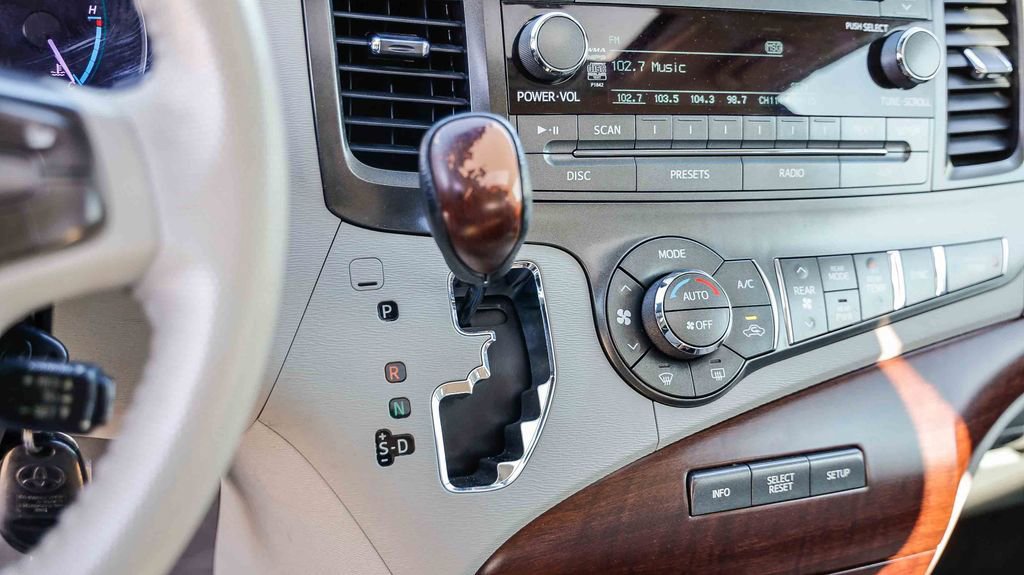 Used 2014 Toyota Sienna L image 22