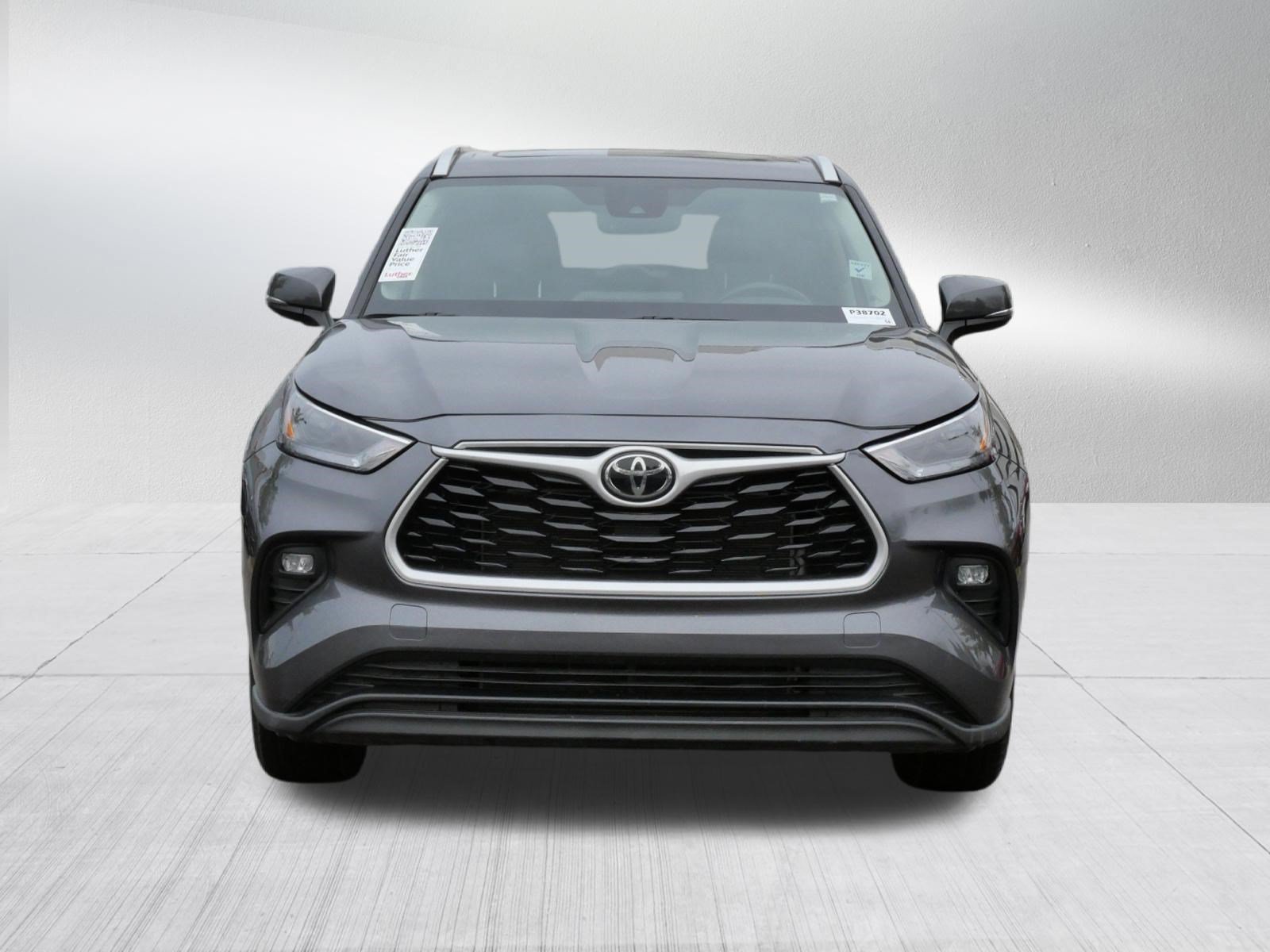 Used 2025 Toyota Highlander XLE AWD/4WD image 2