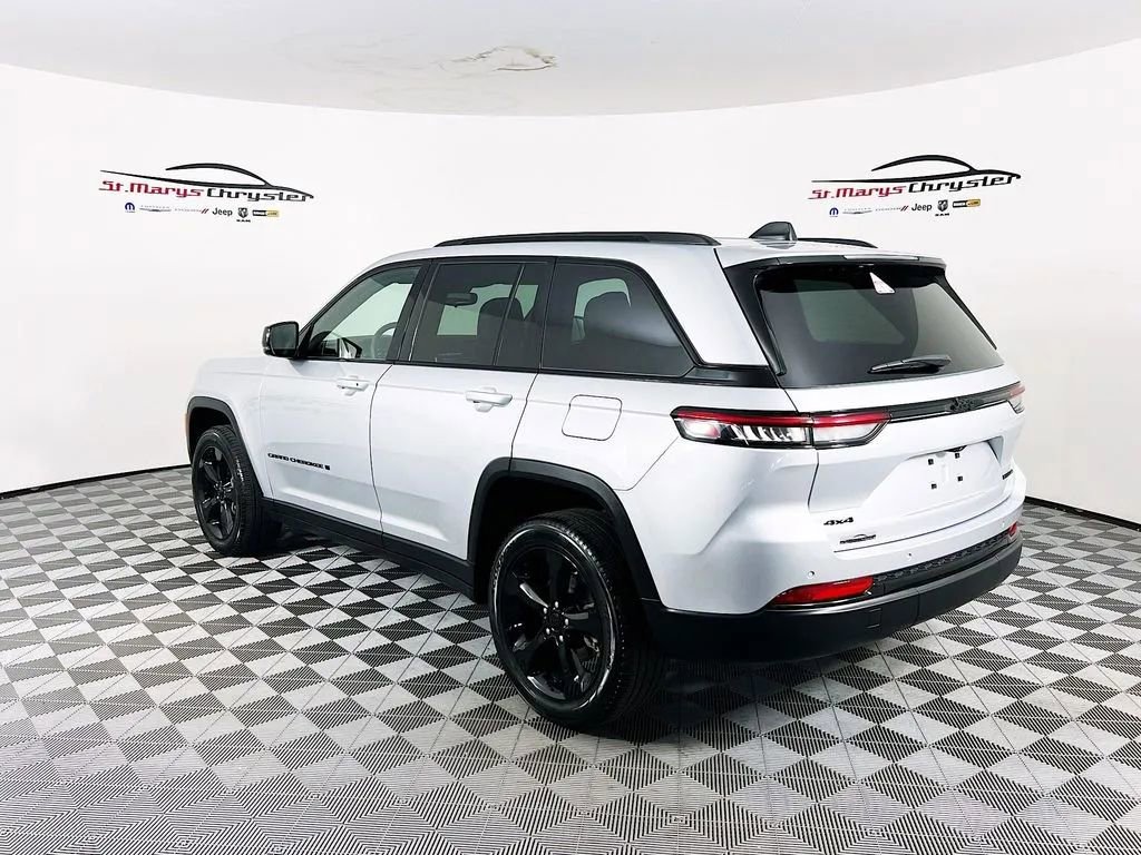 Used 2024 Jeep Grand Cherokee Limited w/ Black Appearance Package AWD/4WD image 6