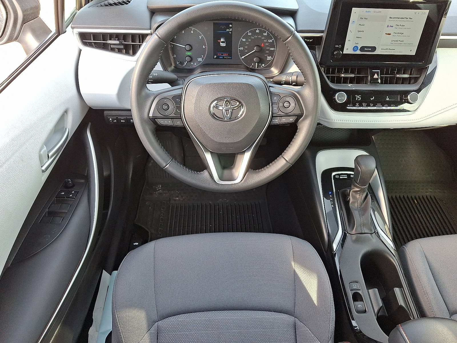 Used 2025 Toyota Corolla SE image 11