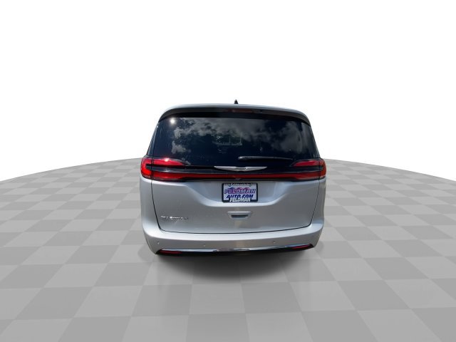 Used 2024 Chrysler Pacifica Touring-L FWD image 9
