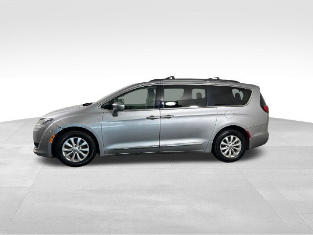 Used 2017 Chrysler Pacifica Touring-L FWD image 3