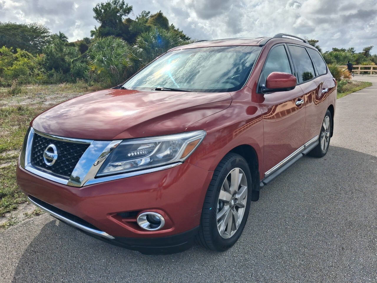 Used 2015 Nissan Pathfinder Platinum FWD image 2