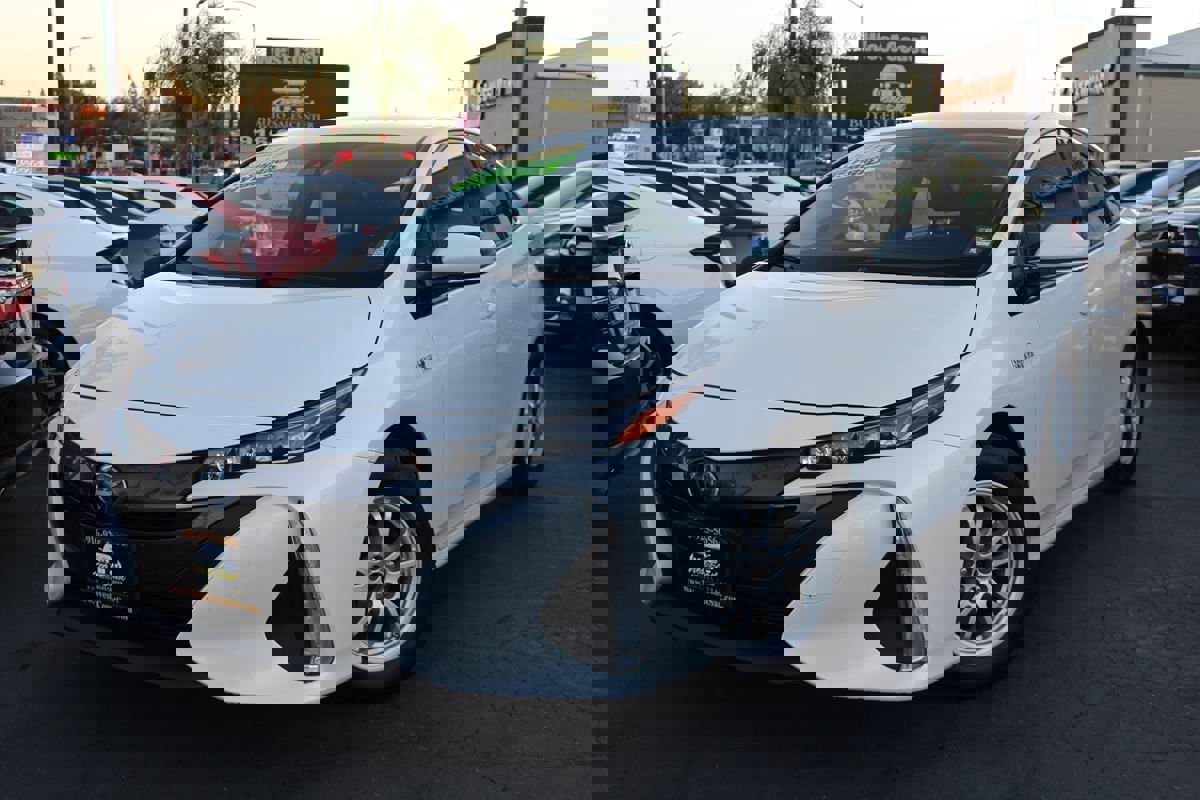 Used 2017 Toyota Prius Prime Premium image 2