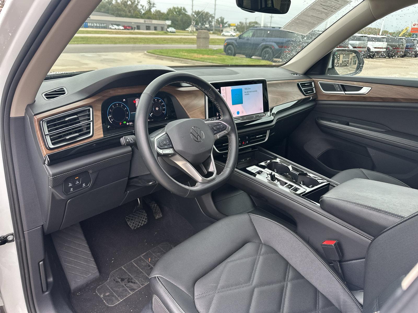 Used 2025 Volkswagen Atlas SE AWD/4WD image 2