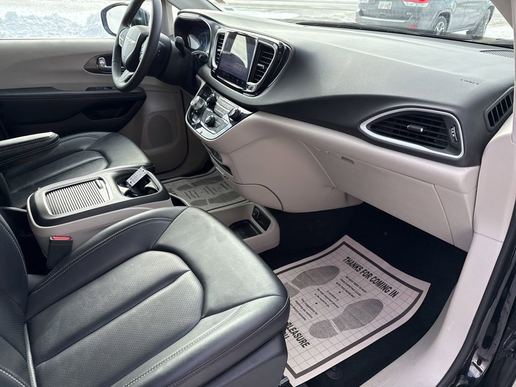 Used 2024 Chrysler Pacifica Touring-L image 27