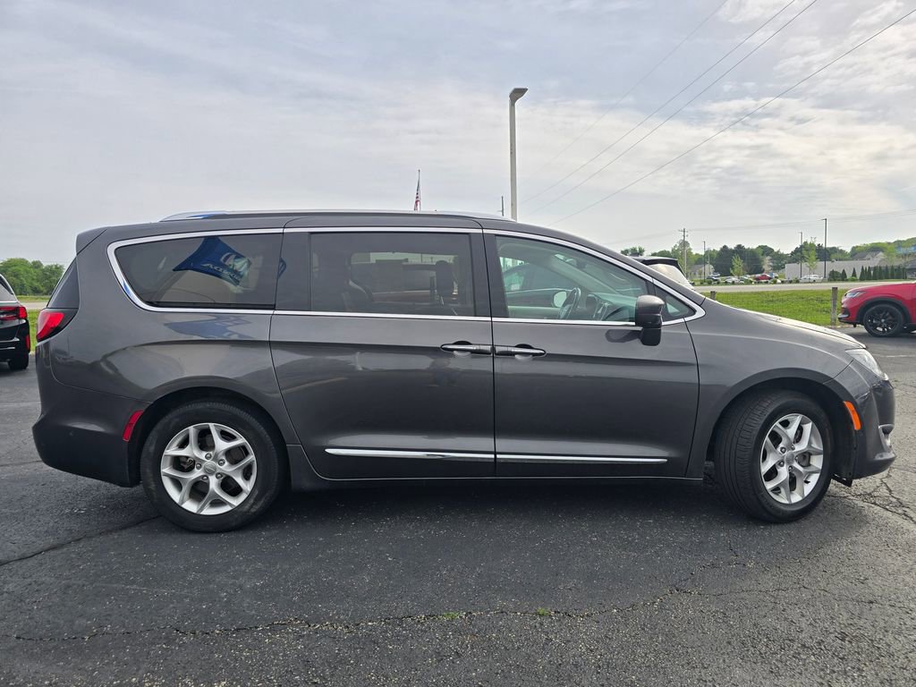 Used 2020 Chrysler Pacifica Touring-L Plus w/ Tire & Wheel Group FWD image 9