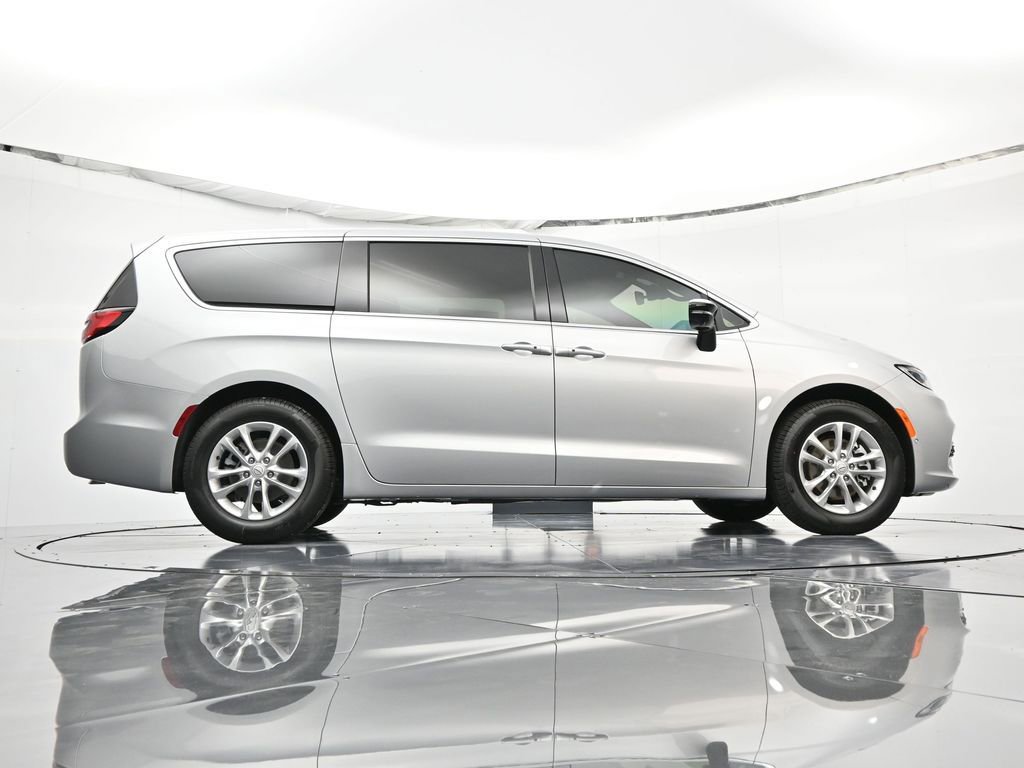 New 2026 Chrysler Pacifica Select image 41