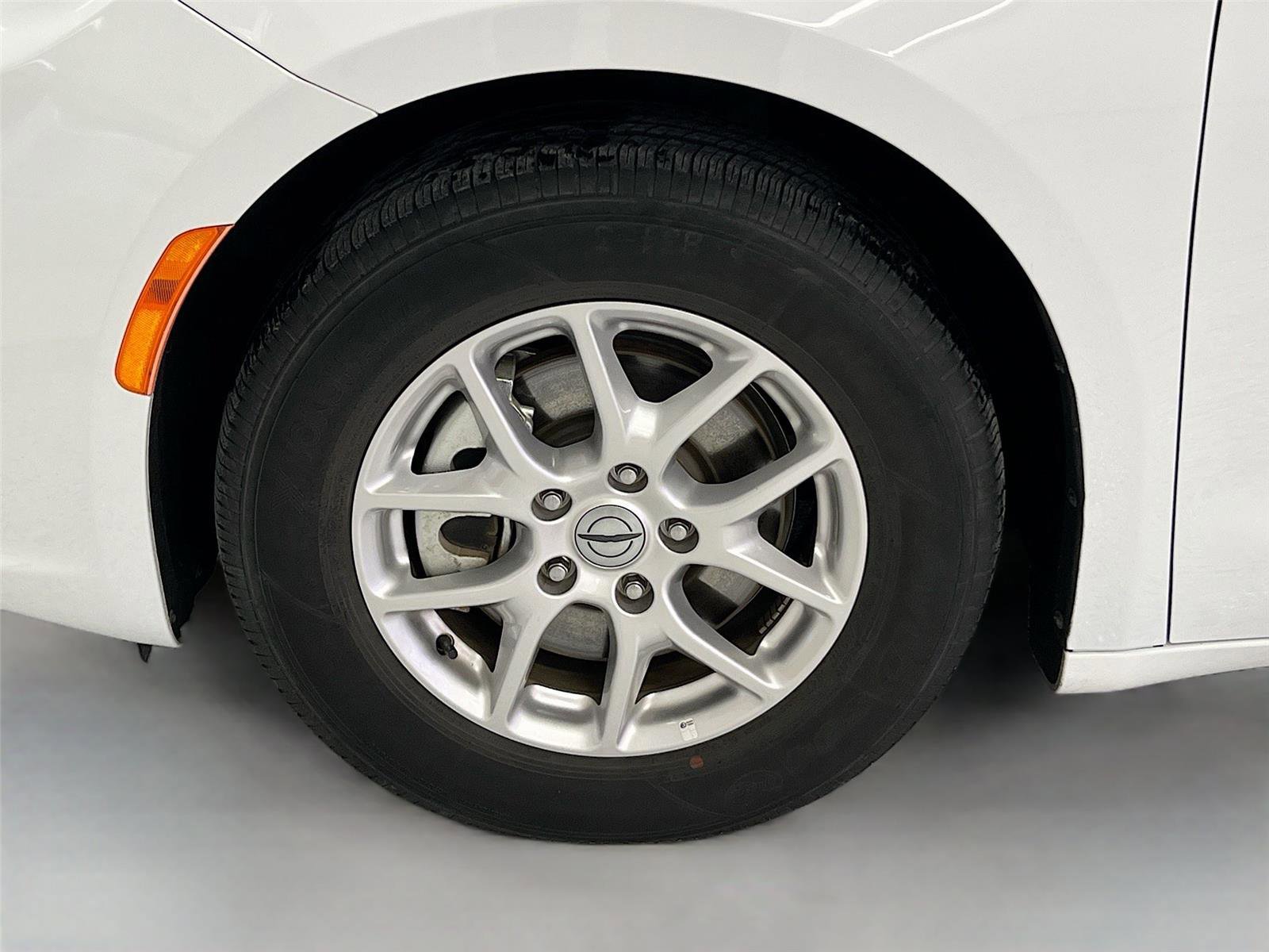 Used 2024 Chrysler Pacifica Touring-L FWD image 31