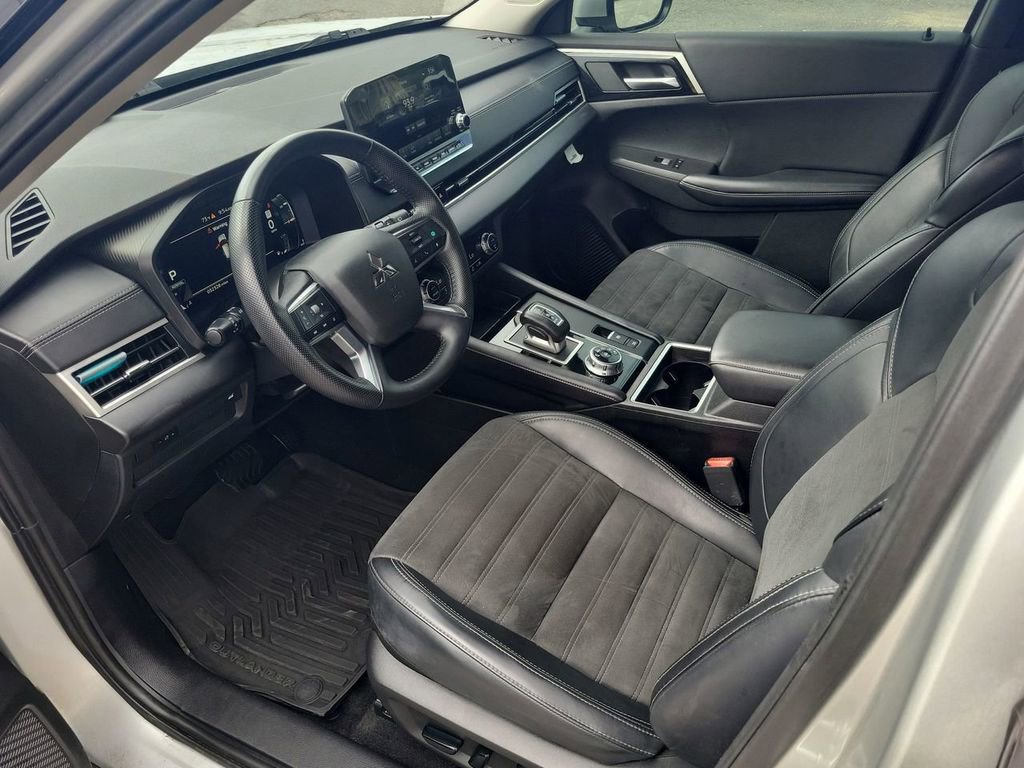 Used 2024 Mitsubishi Outlander FWD image 13