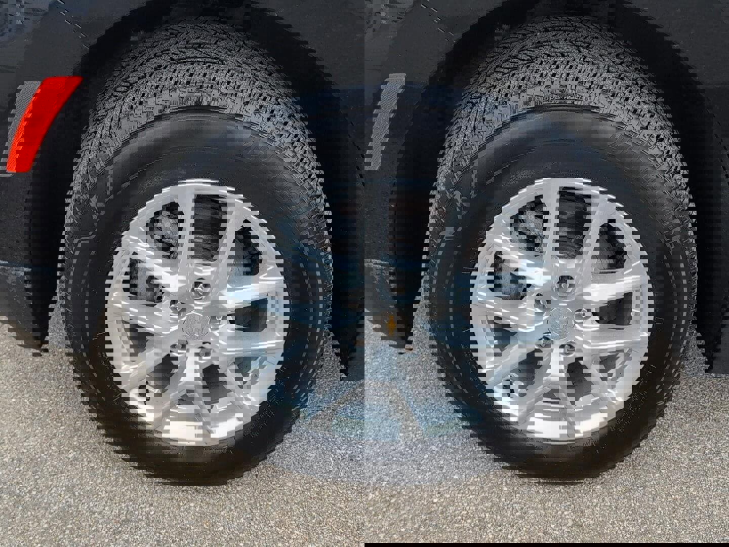 Used 2023 Chevrolet Equinox LT image 3