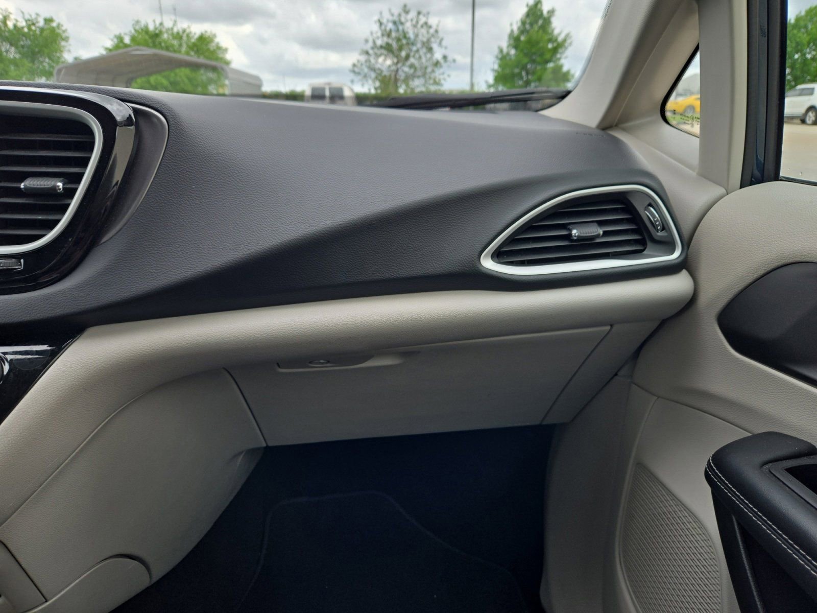 Used 2024 Chrysler Pacifica Touring-L FWD image 20
