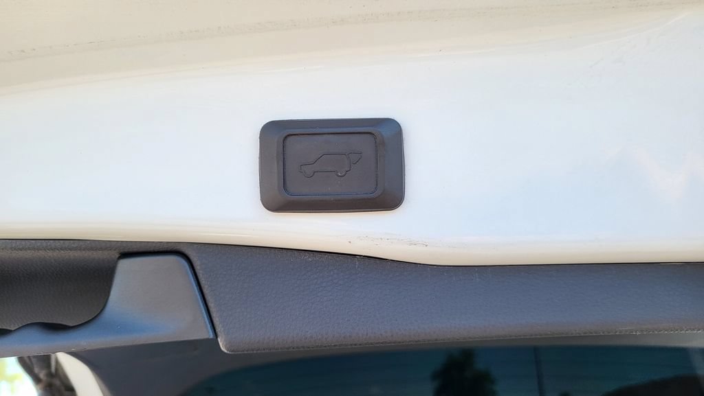 Used 2021 Toyota RAV4 XLE w/ Convenience Package FWD image 16