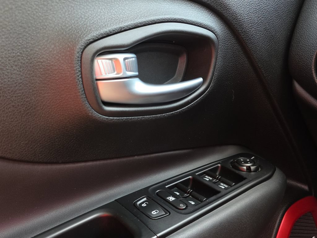 Used 2018 Jeep Renegade Trailhawk AWD/4WD image 11