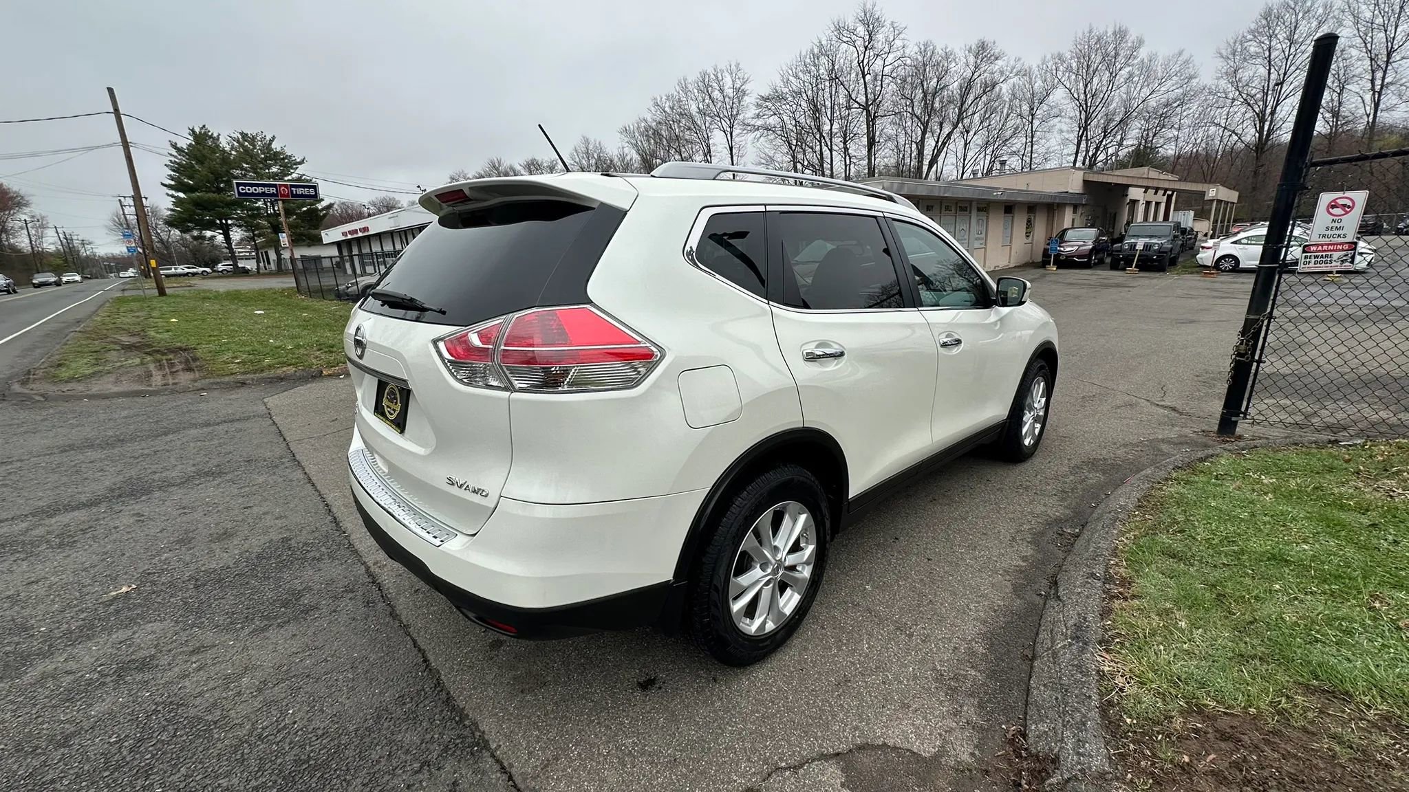 Used 2015 Nissan Rogue SV w/ SV Moonroof Package image 5