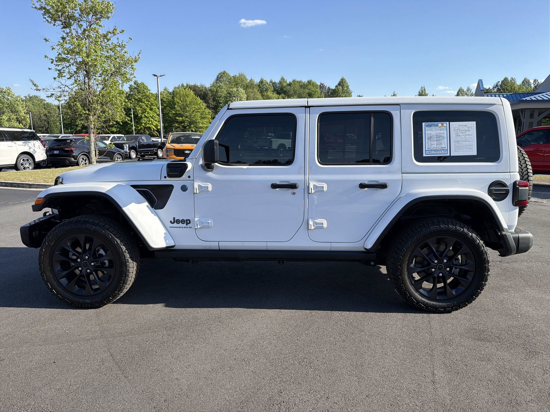 Used 2025 Jeep Wrangler Unlimited Sahara AWD/4WD image 23