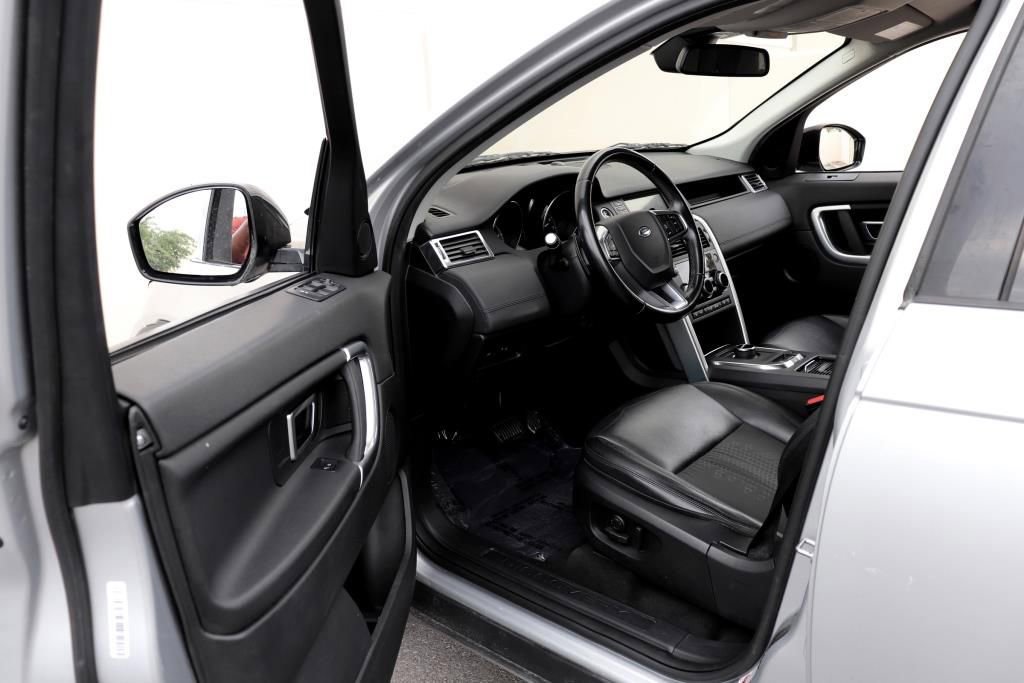 Used 2019 Land Rover Discovery Sport SE image 2