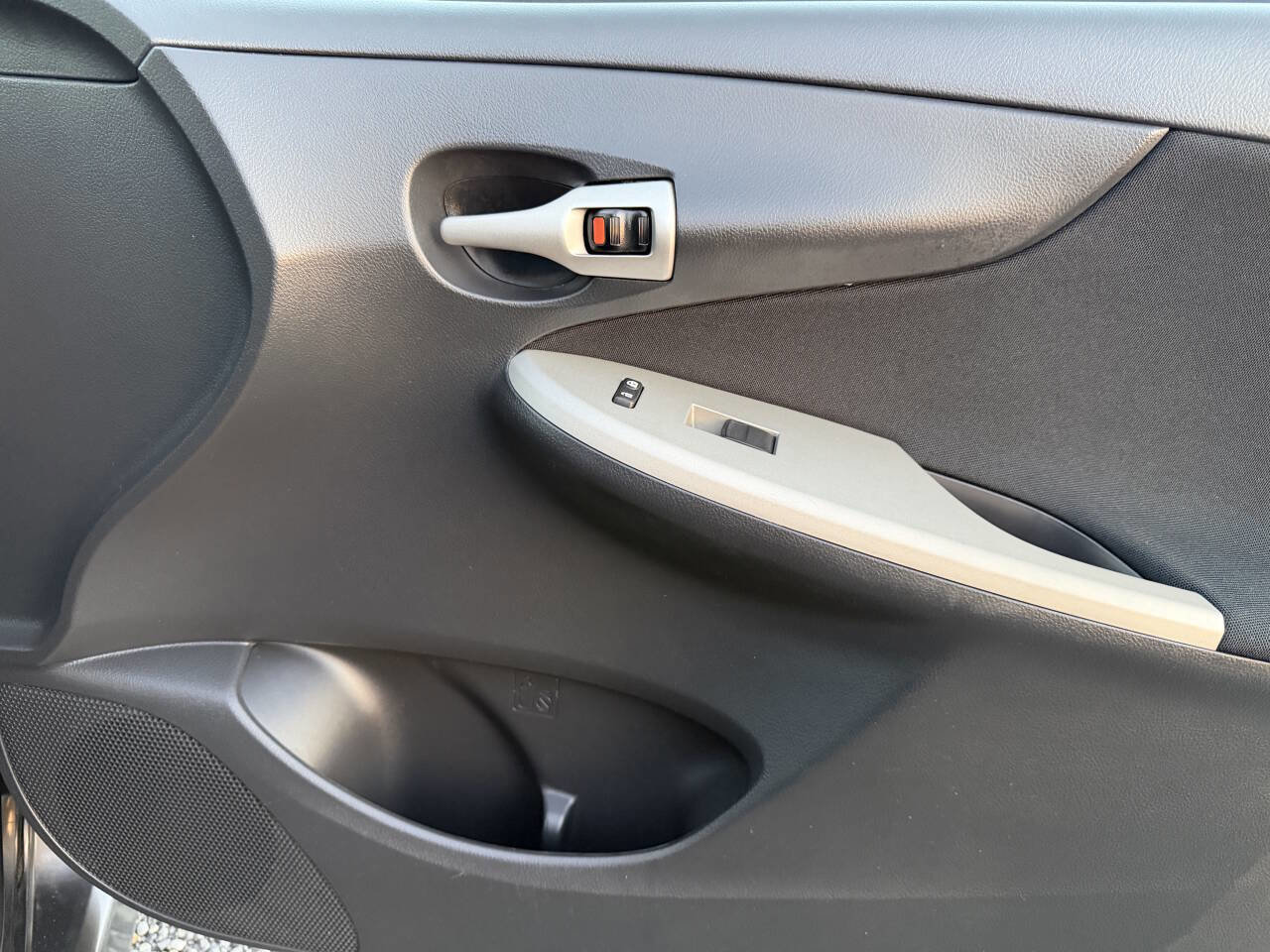 Used 2010 Toyota Corolla S image 38