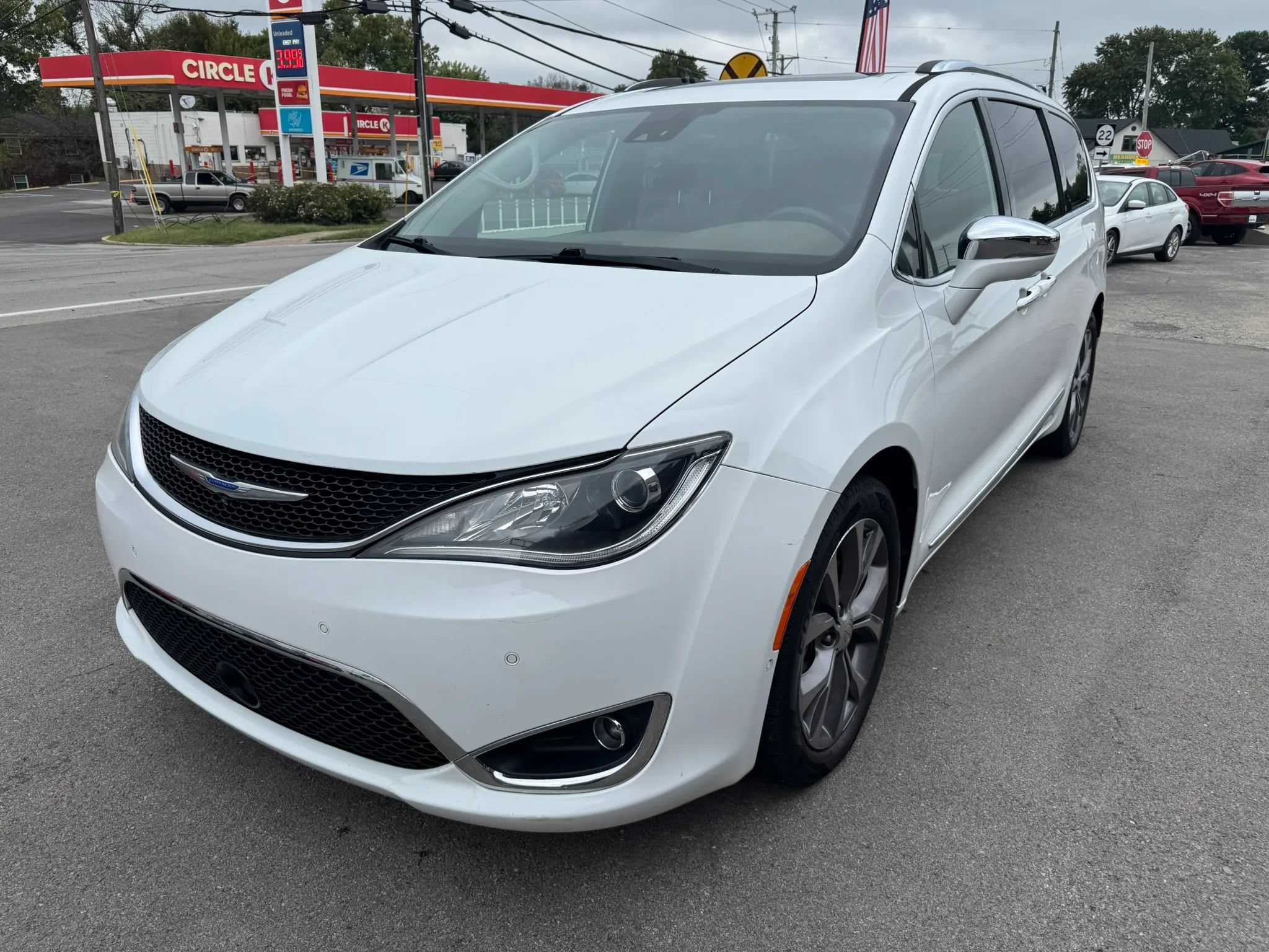 Used 2018 Chrysler Pacifica Limited w/ Tire & Wheel Group FWD image 3