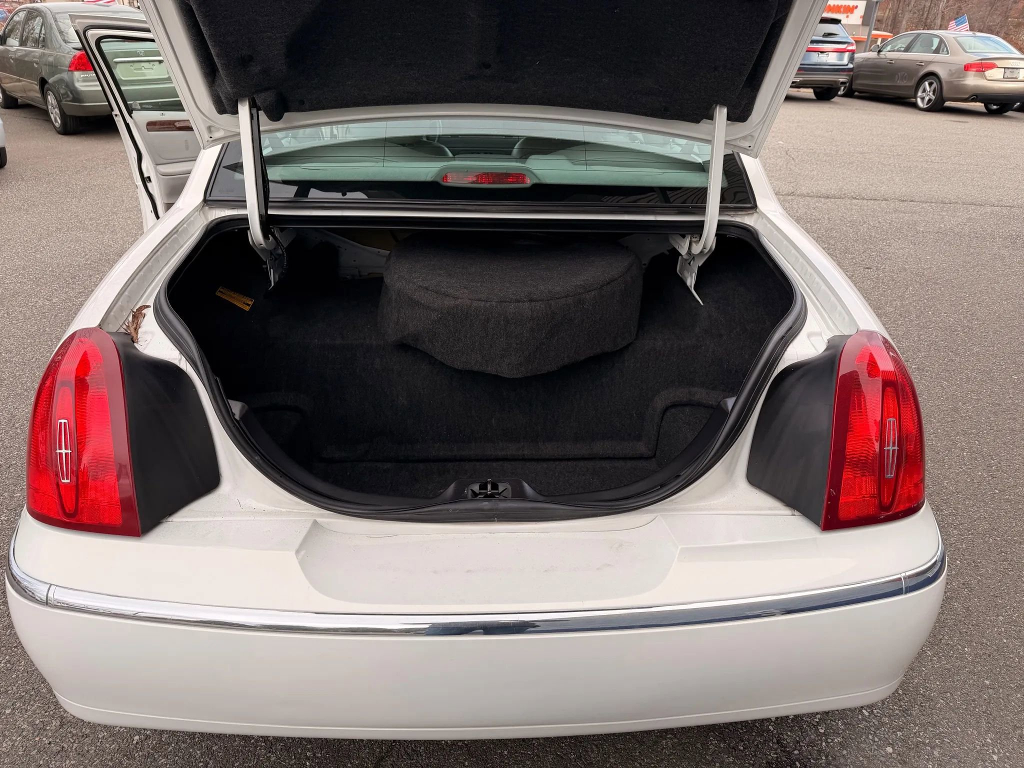 Used 2001 Lincoln Town Car Executive image 17