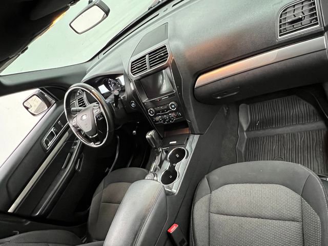Used 2018 Ford Explorer XLT image 30