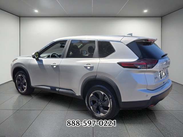Used 2024 Nissan Rogue SV FWD image 3