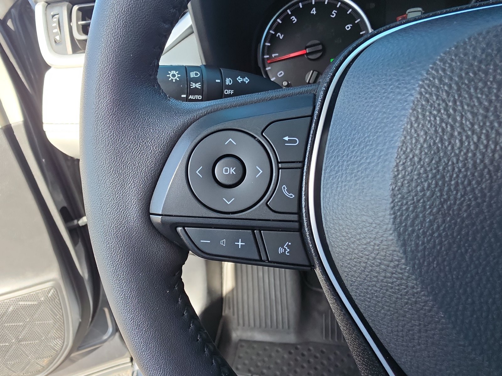 Used 2022 Toyota RAV4 XLE Premium AWD/4WD image 23