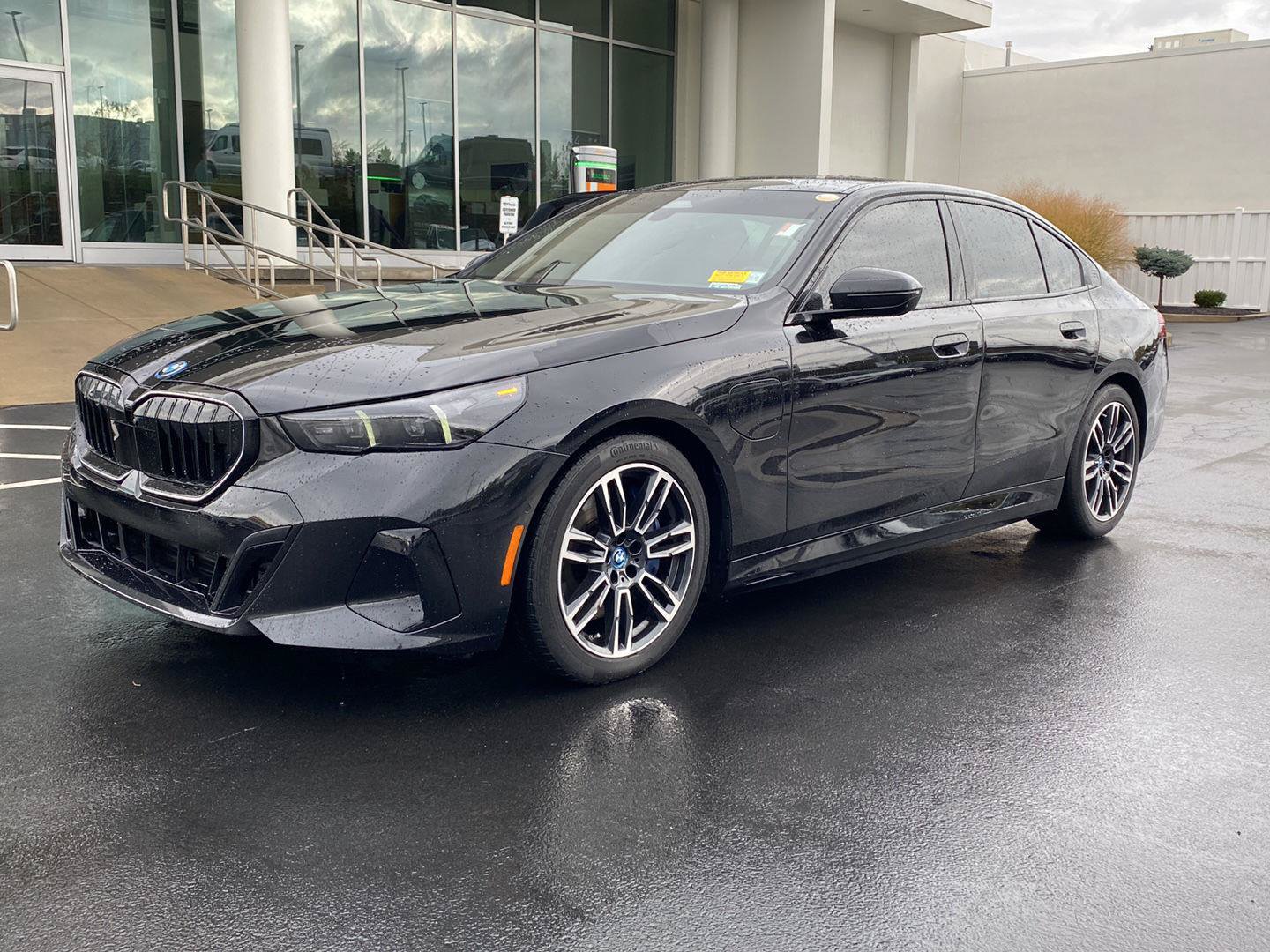 Used 2025 BMW 550e xDrive w/ Premium Package AWD/4WD image 7