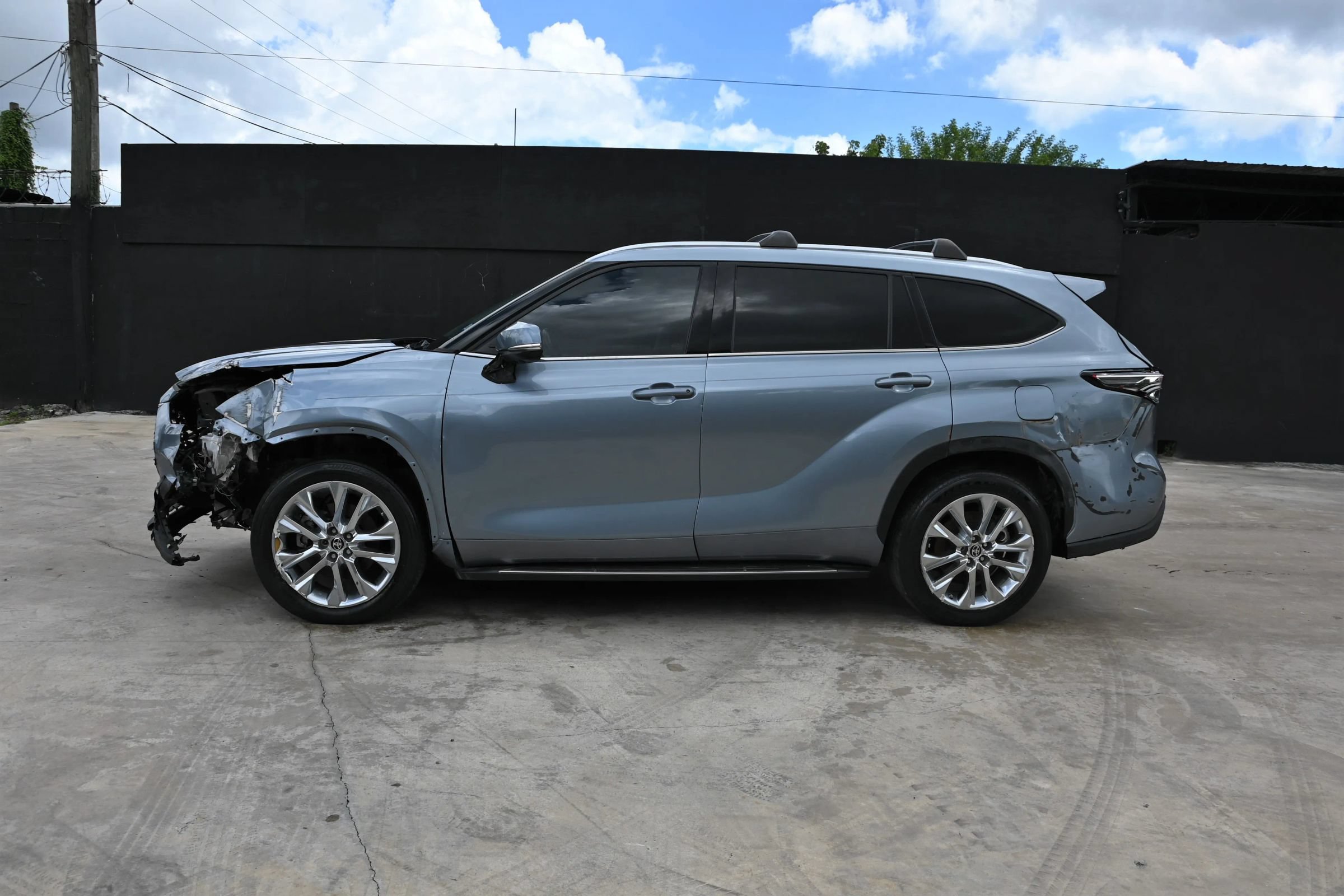 Used 2023 Toyota Highlander Limited FWD image 6