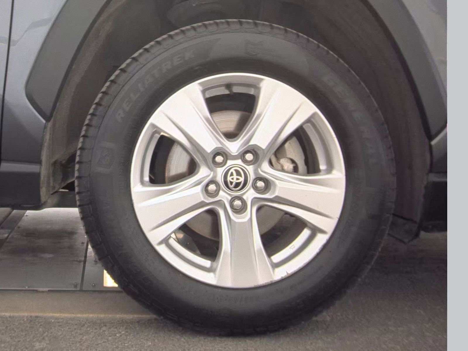 Used 2021 Toyota RAV4 XLE w/ Convenience Package FWD image 10
