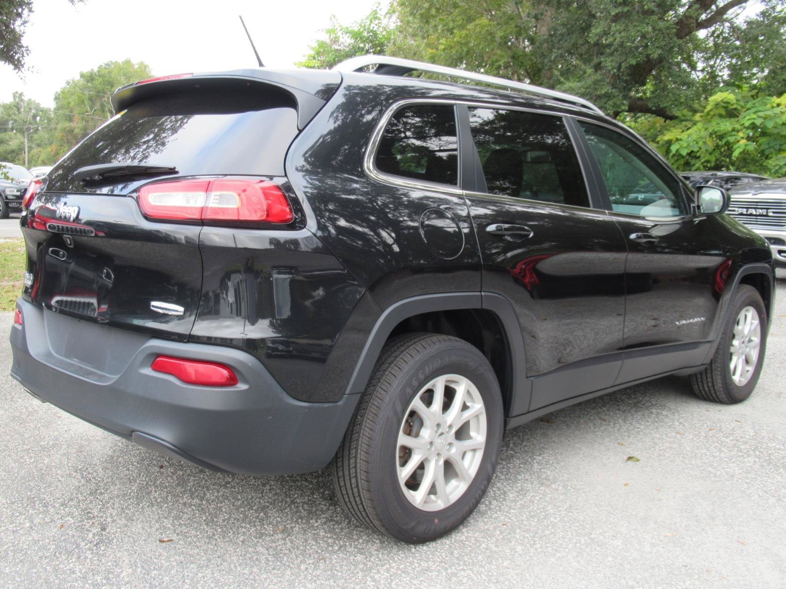 Used 2015 Jeep Cherokee Latitude w/ Cold Weather Group AWD/4WD image 7