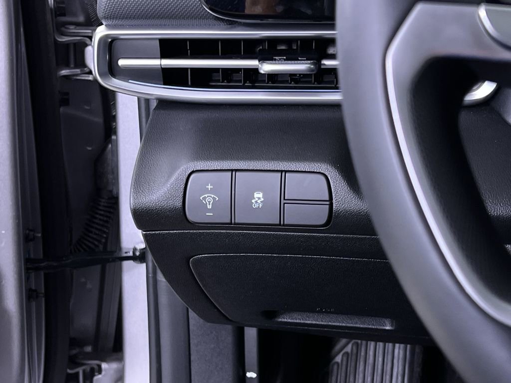 Used 2025 Hyundai Elantra SEL image 28