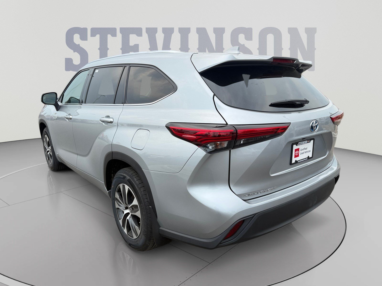Certified 2021 Toyota Highlander XLE AWD/4WD image 3