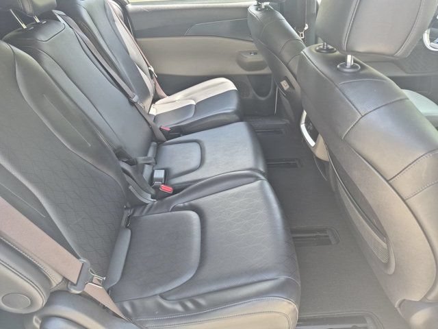 Used 2025 Kia Carnival FWD image 31