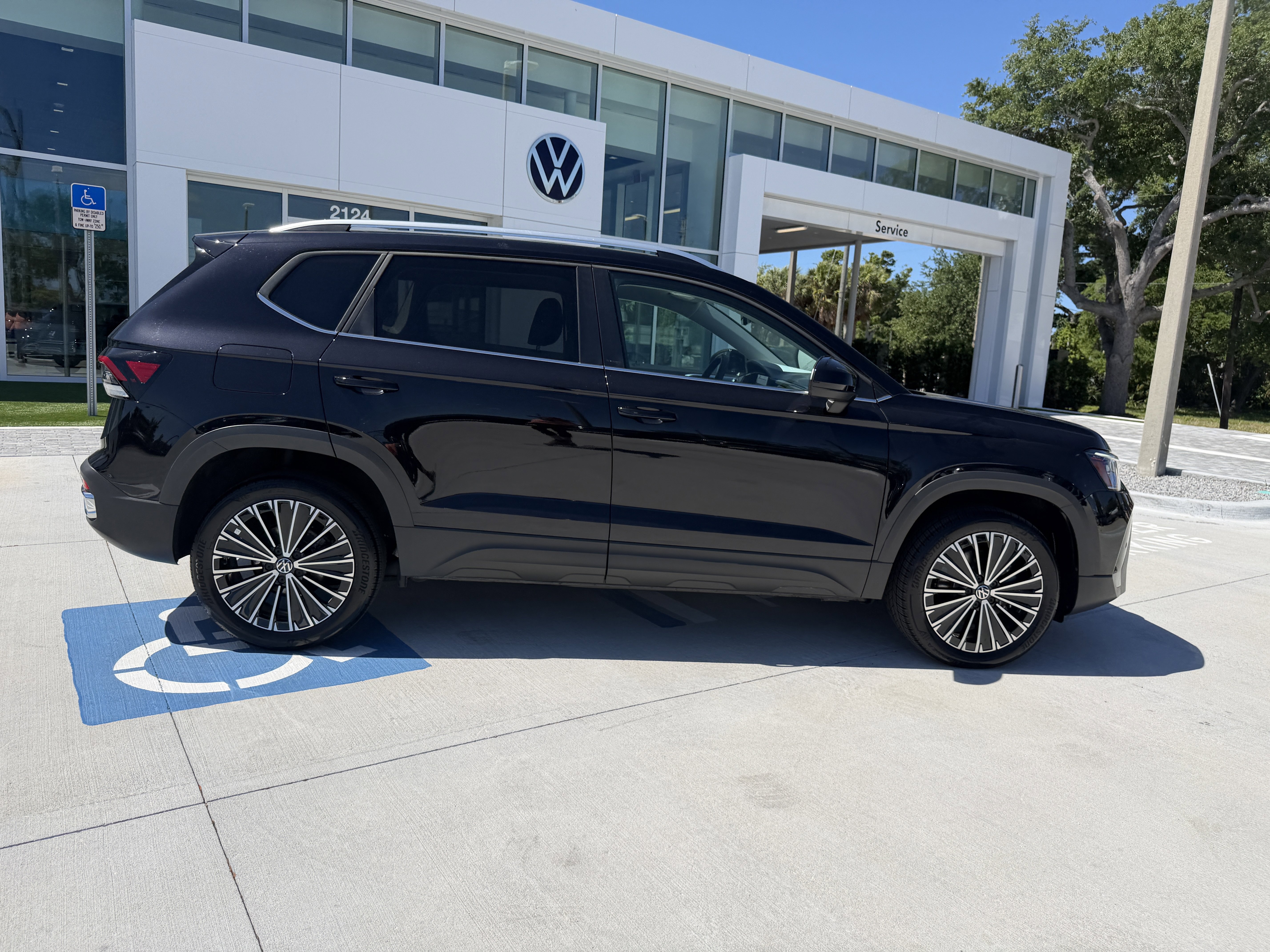 Used 2025 Volkswagen Taos SE FWD image 3