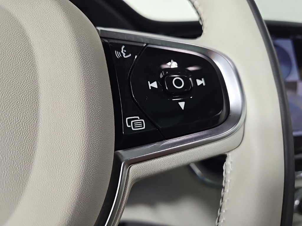 Certified 2025 Volvo XC60 T8 Plus w/ Protection Package Premier image 30