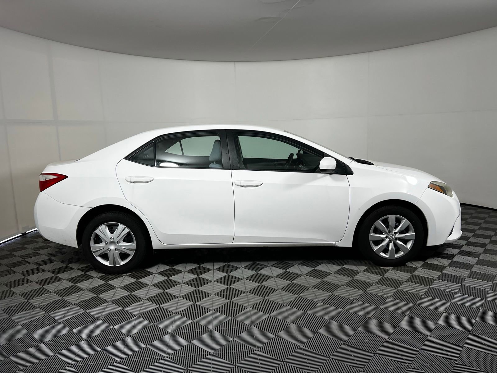 Used 2016 Toyota Corolla LE image 4
