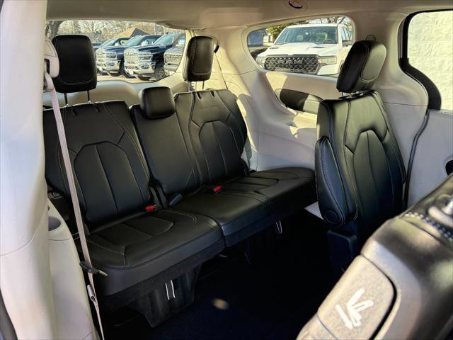 Certified 2024 Chrysler Pacifica Touring-L image 31