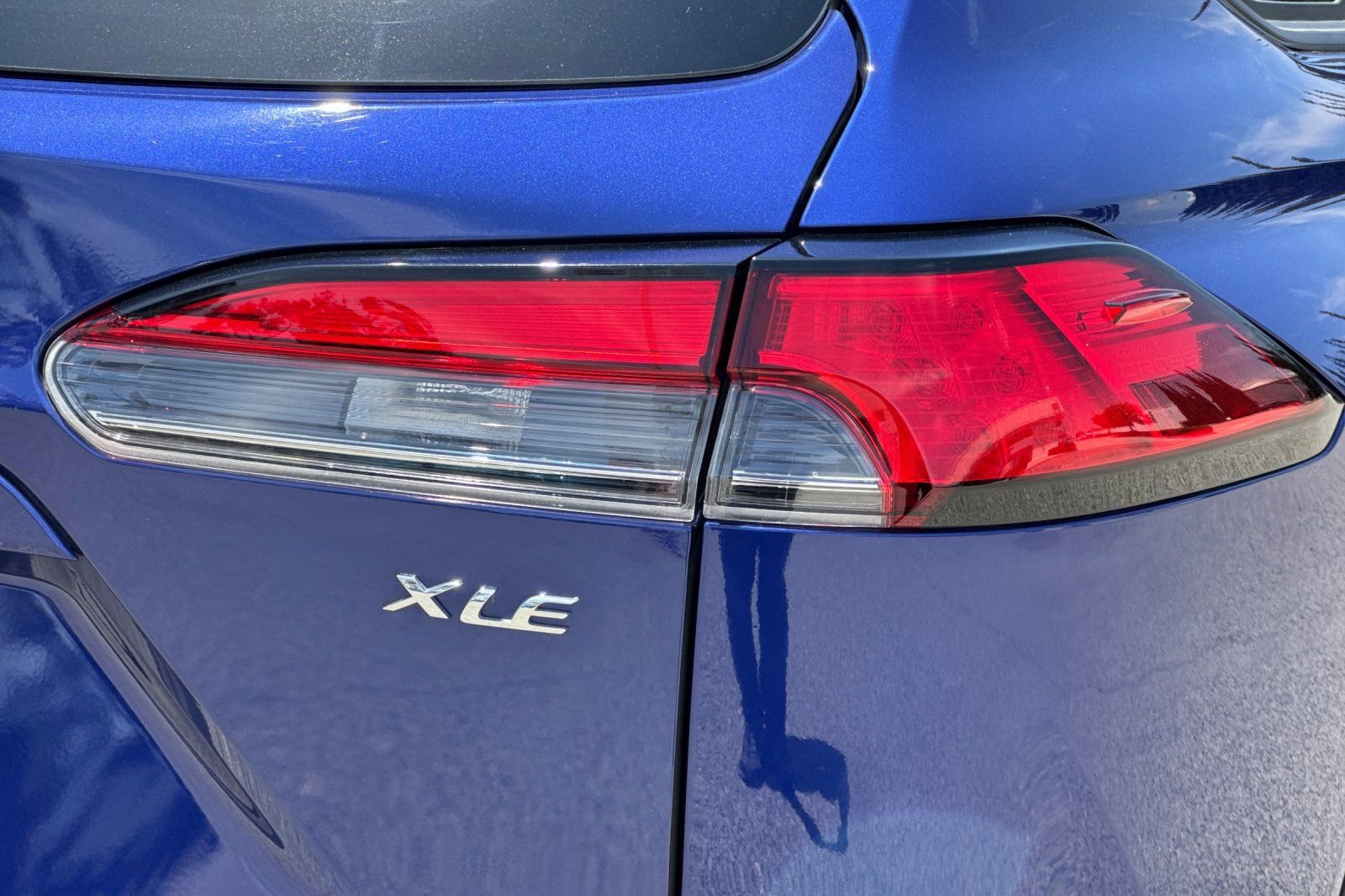 Used 2022 Toyota Corolla Cross XLE w/ Convenience Package FWD image 27